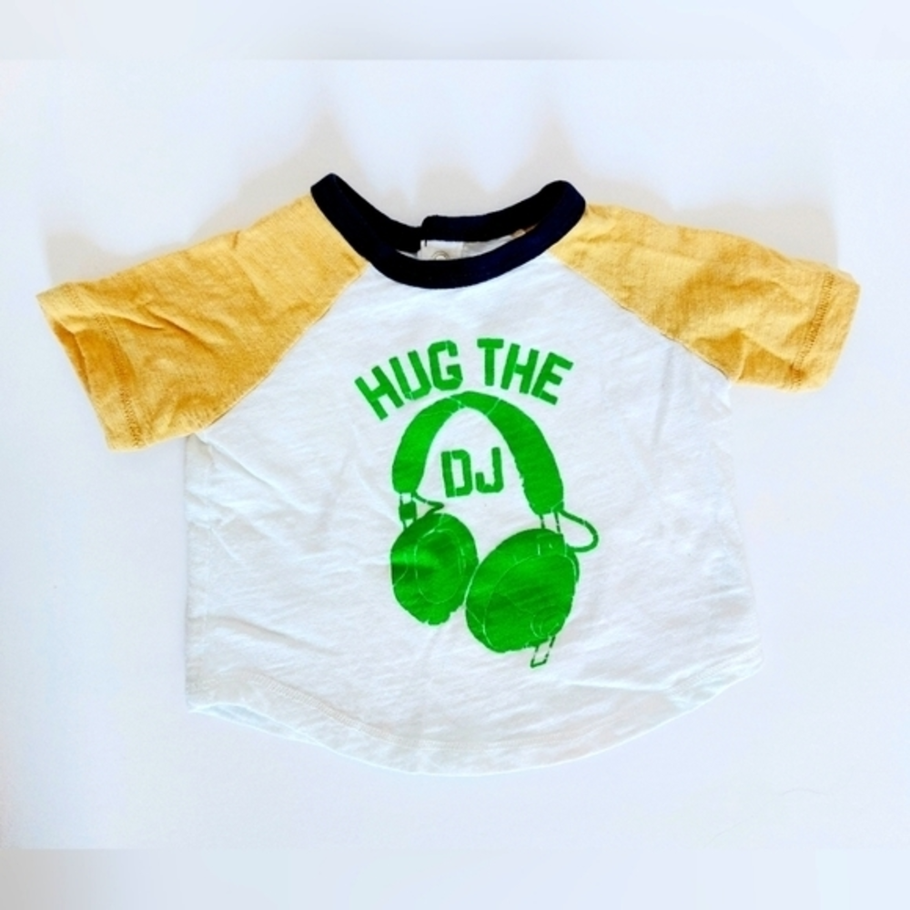 Hug the DJ Tshirt Babygap Size 0-3‎ Months/Newborn